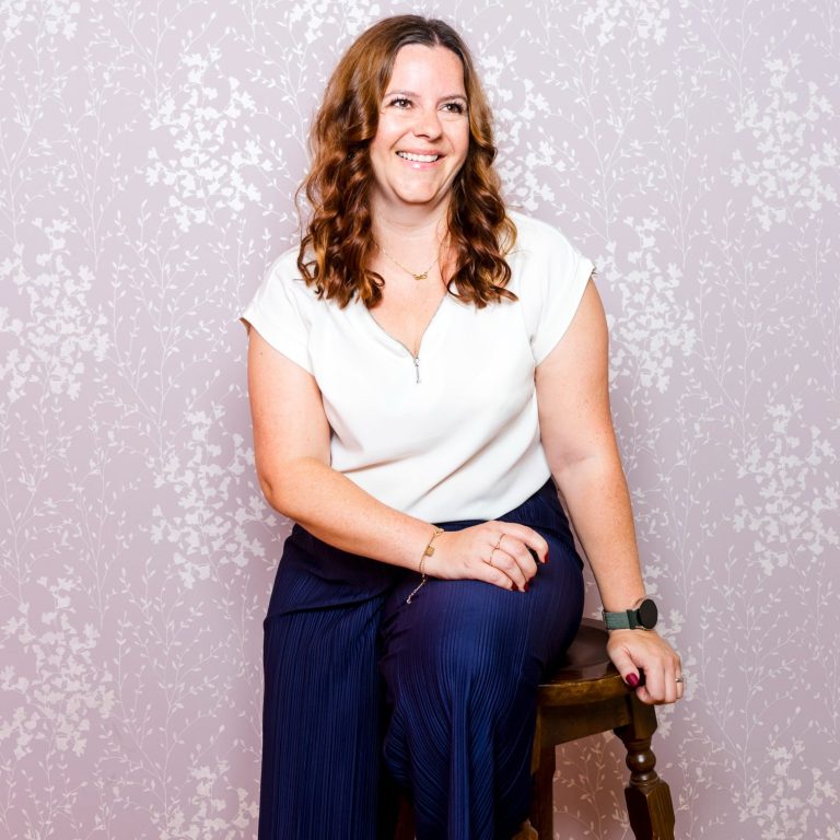 Ausschnitt aus einem Laptop Monitor mit dem Bild von Kreativwirbel Instagram Seite. Im Hintergrund sind Blumen.